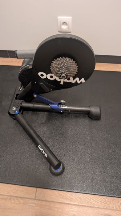 Trenazer WAHOO NEW KICKR Smart Power Trainer + wentylator WAHOO Headwi