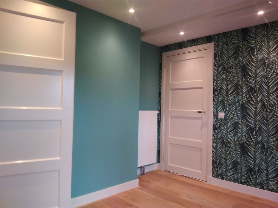 Malowanie i szpachlowanie ścian i sufitów oraz drewna.