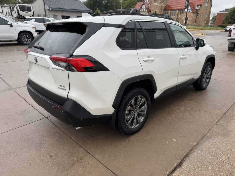 Toyota RAV4 Hybrid XLE Premium      2022