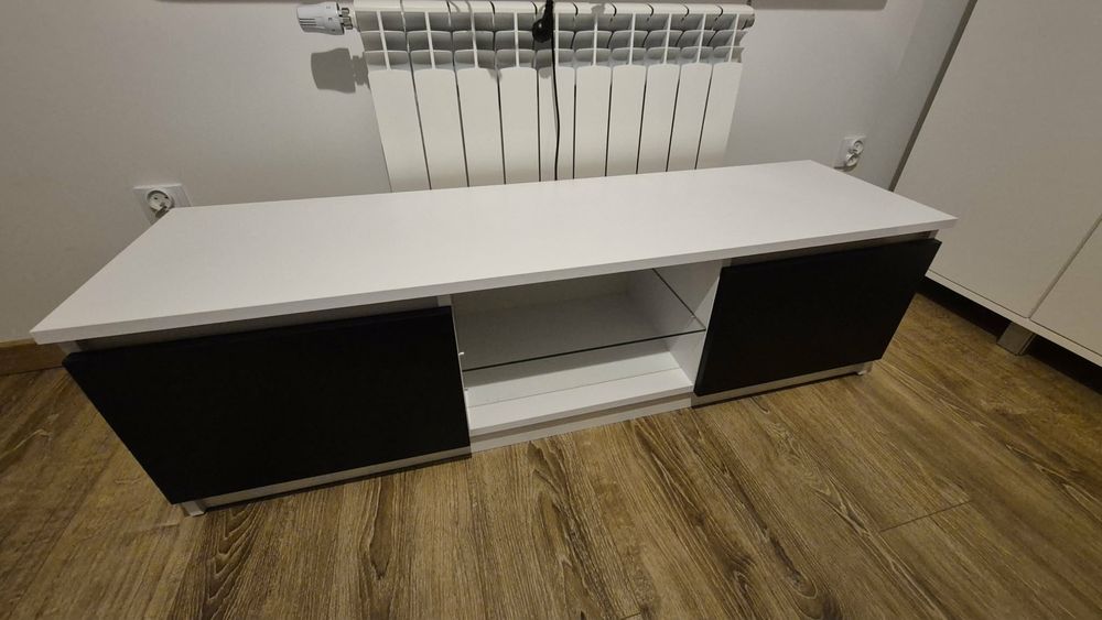 Biała szafka RTV z podświetleniem led