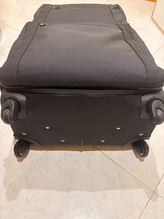 Mala grande de viagem Emidio Tucci — 4 rodas, bom estado, preta