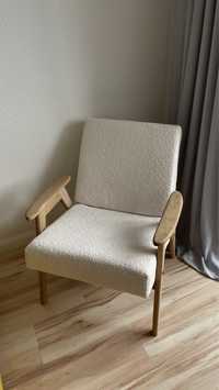 вінтажне стильне крісло mid century, деревʼяні ніжки, букле