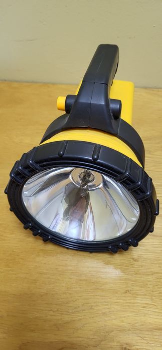 Фонарь очень мощный.