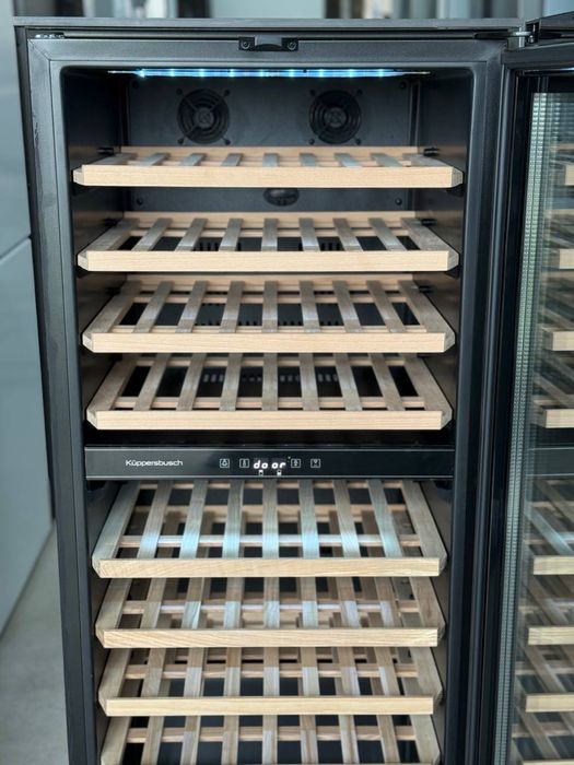 Топ винна шафа FWK4800.0S – 2 зони охолодження, LED, дерев’яні полиці!