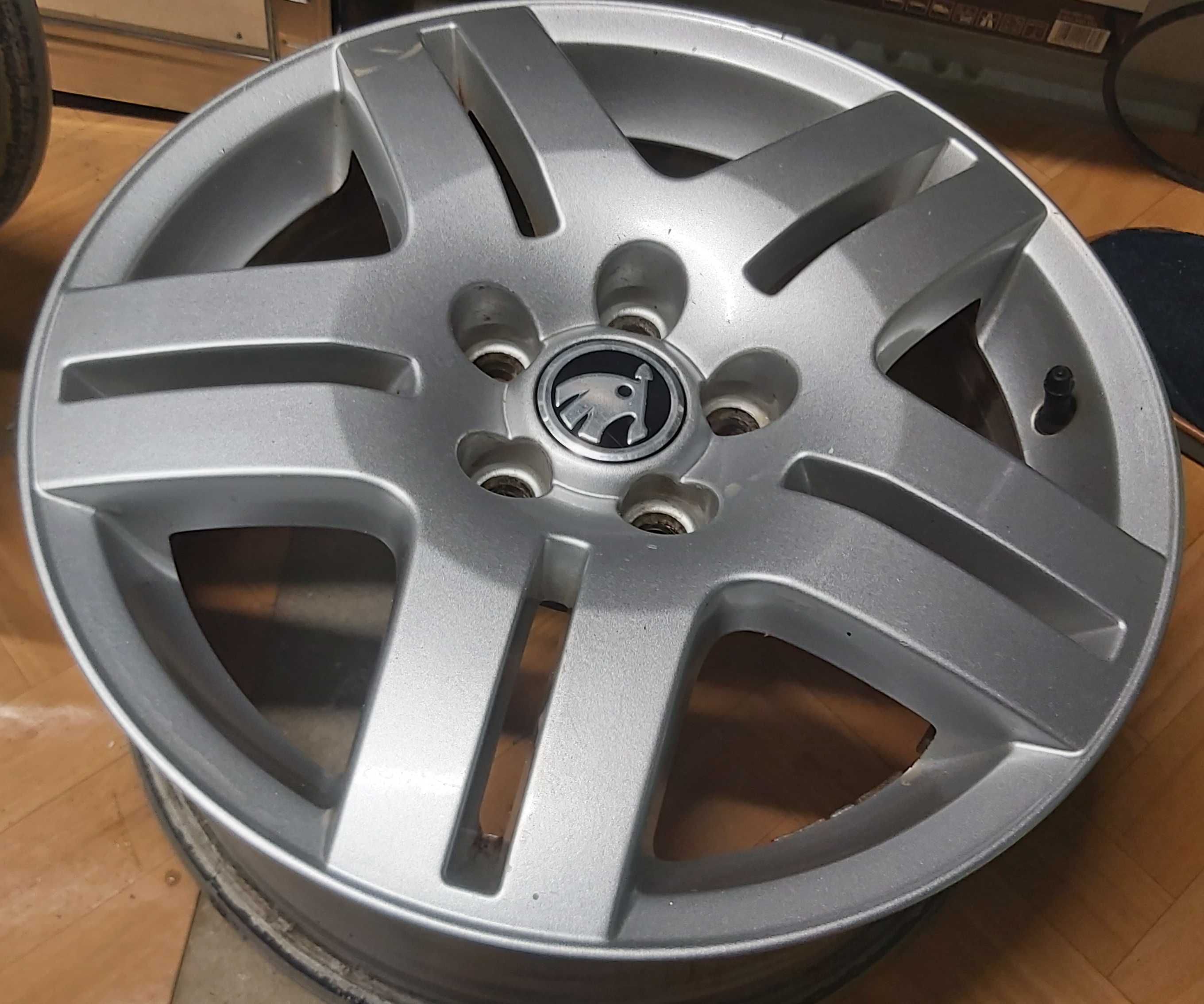 Oryginalne Alufelgi VW, 15" 5x100, znaczki Skoda. Poznań, golf bora a3