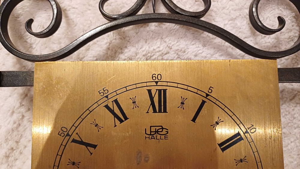 Zegar ścienny UPG Halle, lata 50/60 – mosiężna tarcza, kuta rama