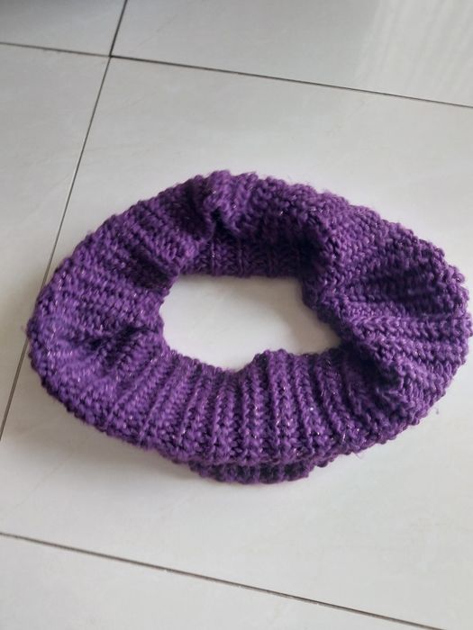 Fioletowy szalik w formie komin z błyszczącą nitką