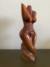 Escultura de mulher em madeira nobre