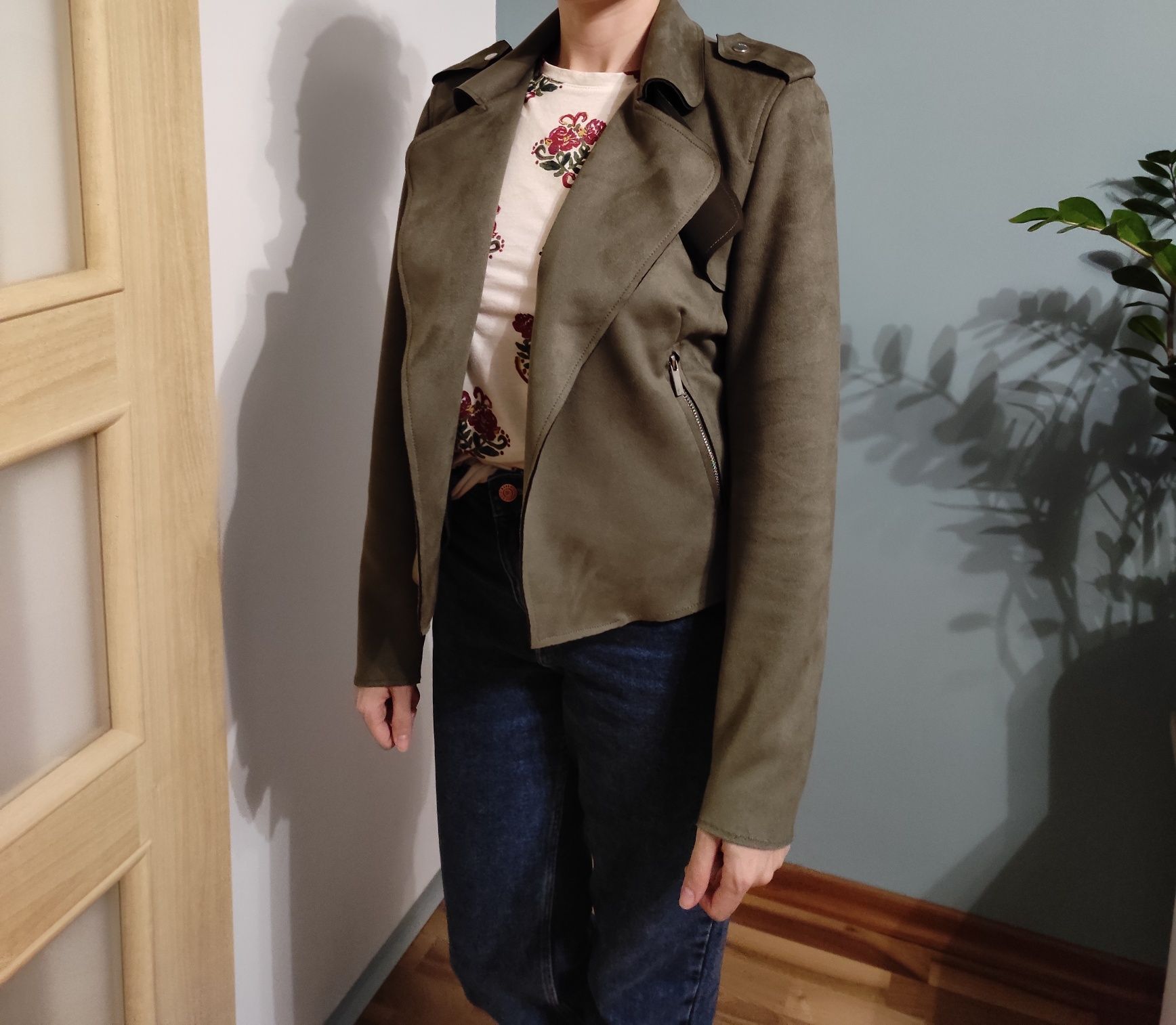 Zielona (khaki) zamszowa, krótka ramoneska damska, rozmiar S, Cropp