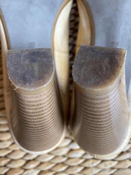 Sapatos de salto elegantes