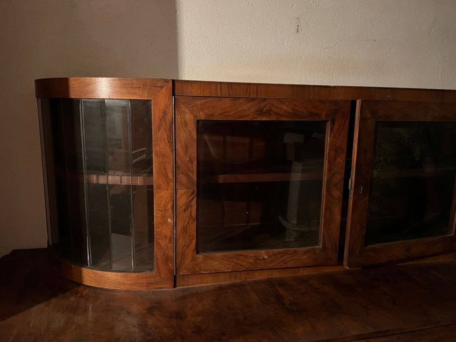 stary kredens pokojowy z witrynką