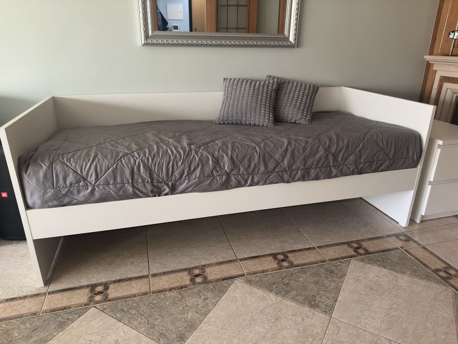 Cama solteiro, colchão e mesa cabeceira