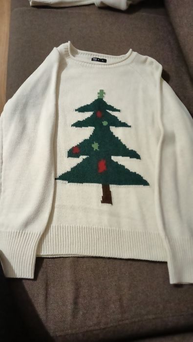 Sweterek z motywem świątecznym