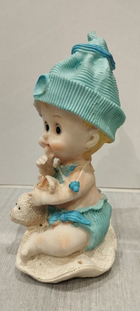 Figurka dziecka chłopca w niebieskiej czapeczce z czasów PRL-u