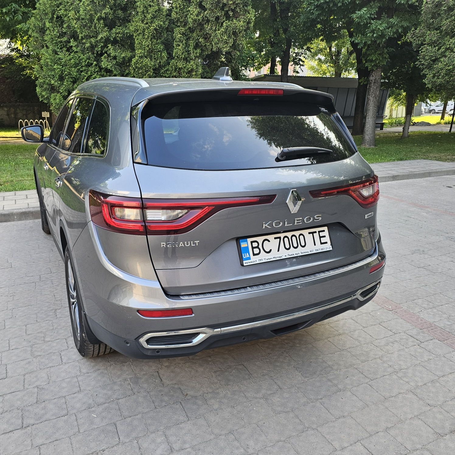 Продаж сімейного  авто