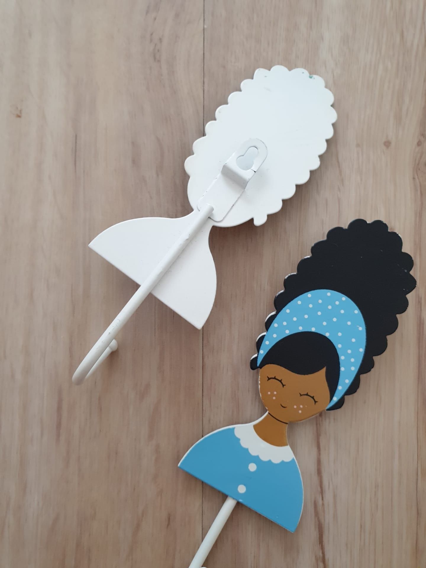 2 Cabides metal boneca afro