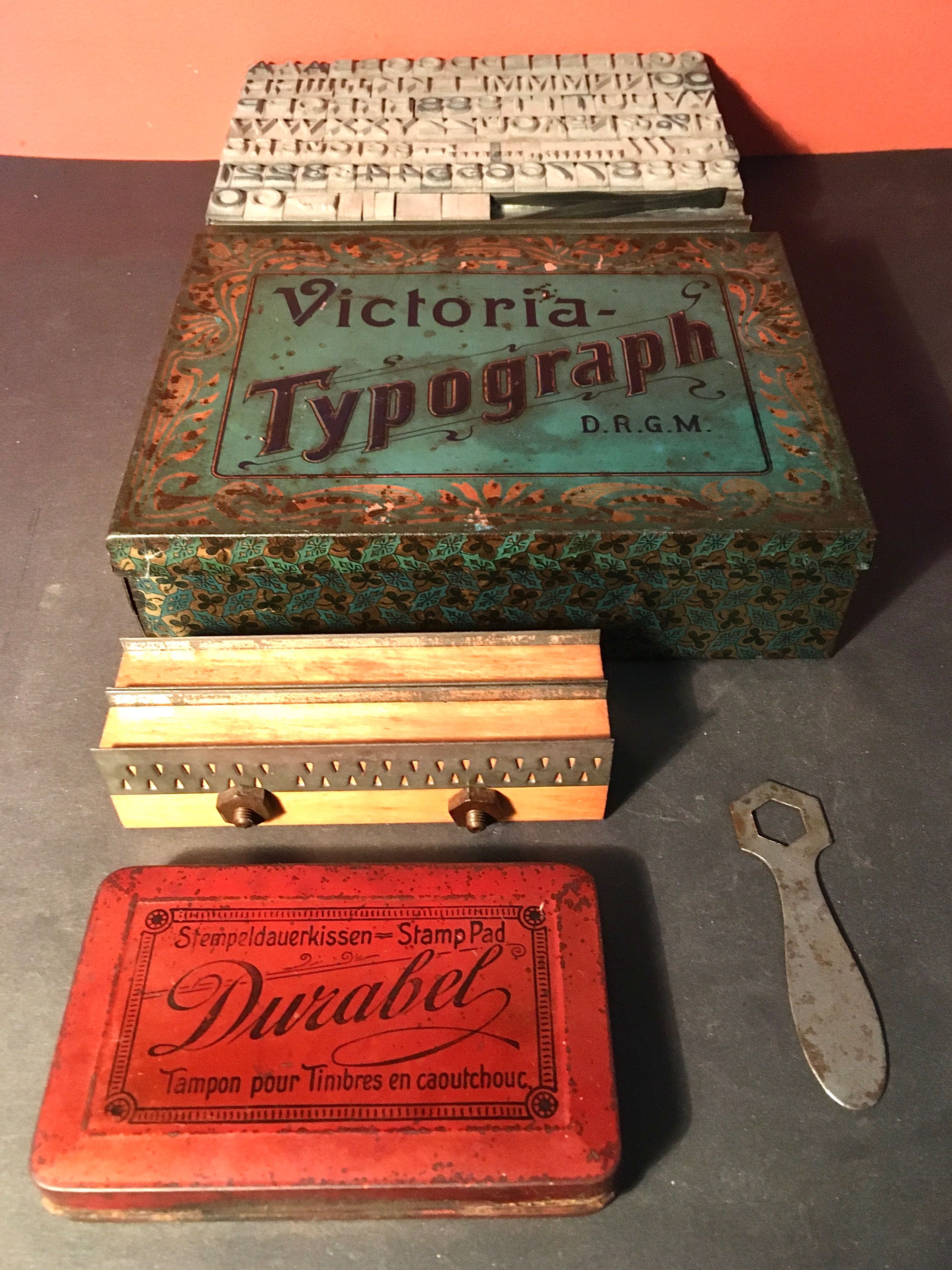 VICTORIA TYPOGRAPH - D.R.G.M. - estojo de tipografia - 19x14,2x5 cm/s