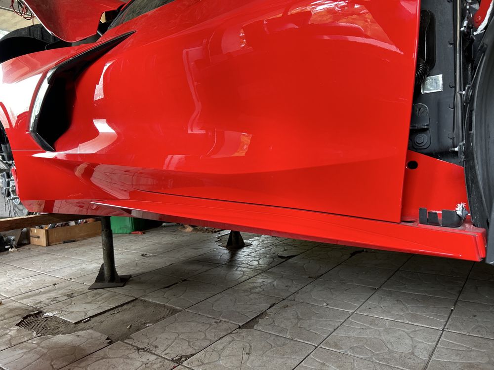 Chevrolet corvette c8 prawy próg nakładka listwa progowa prawa