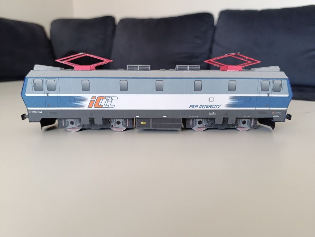 Model kartonowy pociąg autobus lokomotywa duża pasażerska  EP09