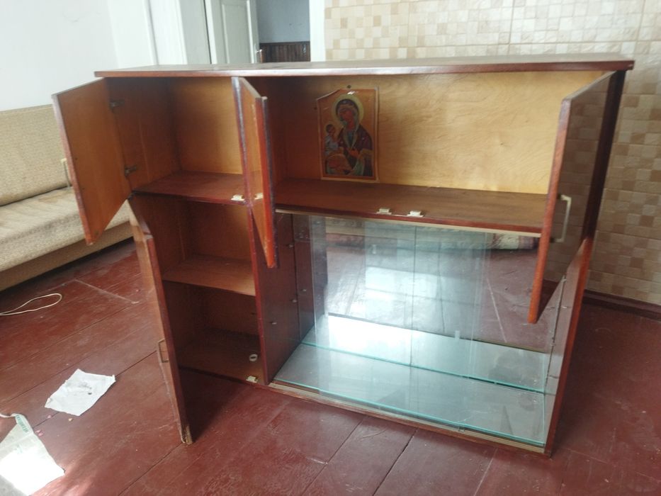 Сервант під склом на тумбочці недорого