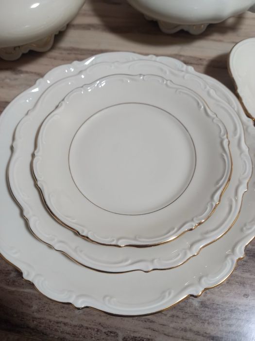 Посуд на 12 осіб