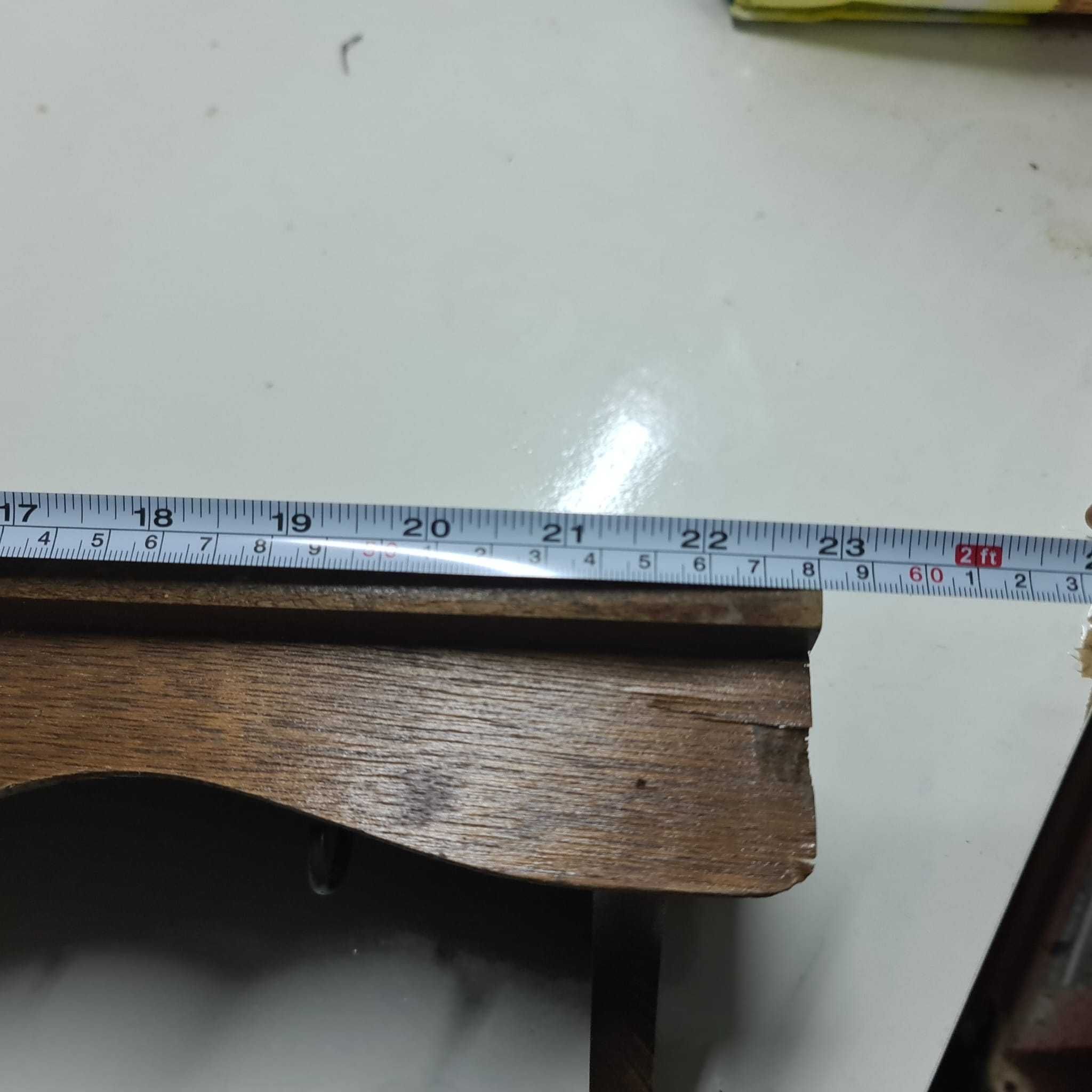 Prateleira de madeira antiga pendura canecas para cozinha ou sala
