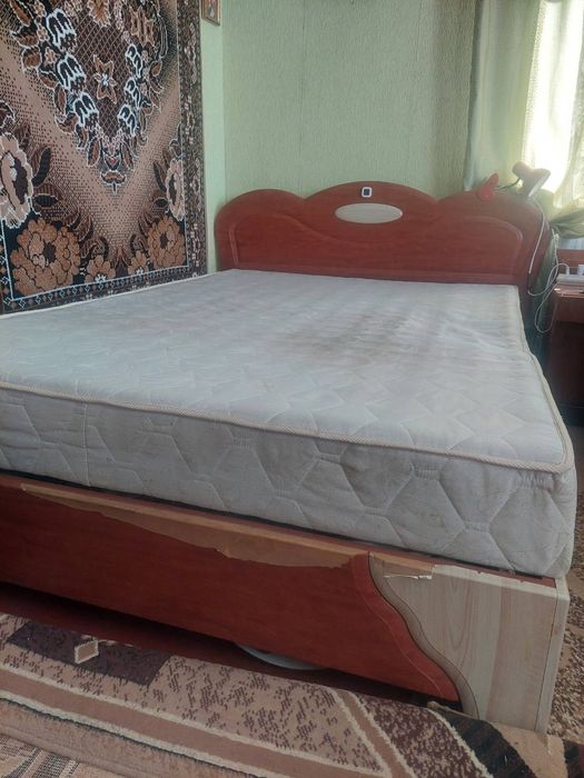 Двоспальне ліжко