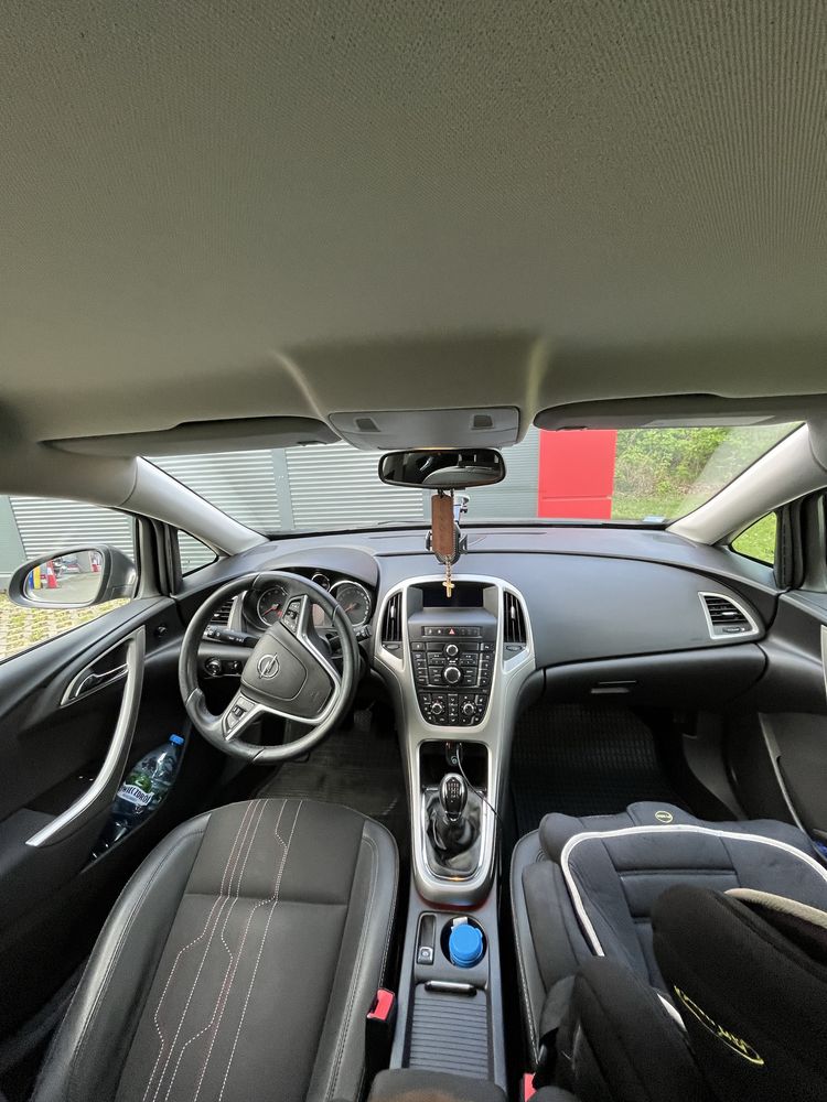 Opel Astra J Sports Tourer 1.4 turbo 140 KM nowy rozrząd.