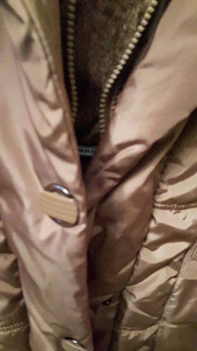 Ciepła kurtka z kapturem.