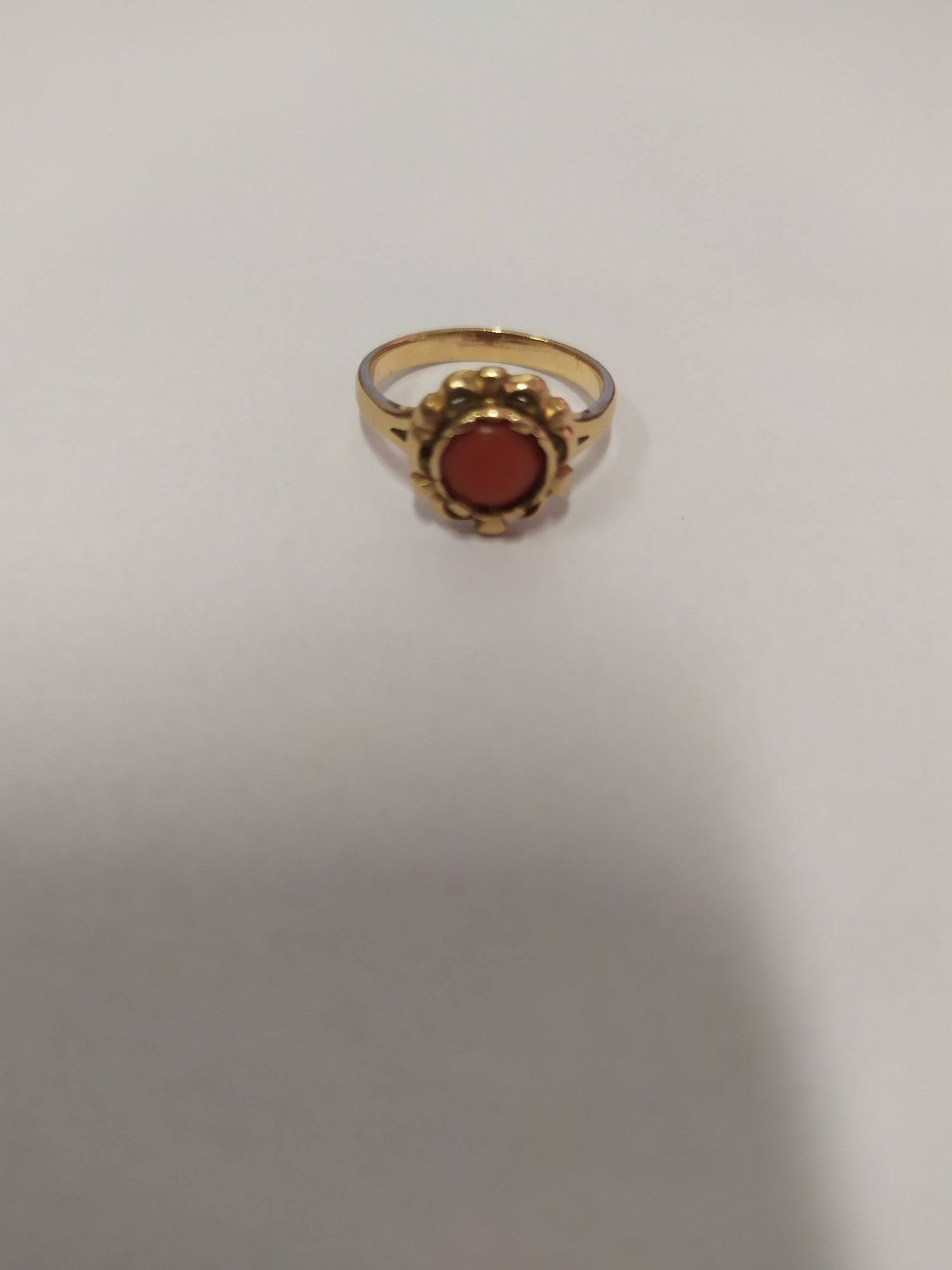 Złoty pierścionek z koralem 585