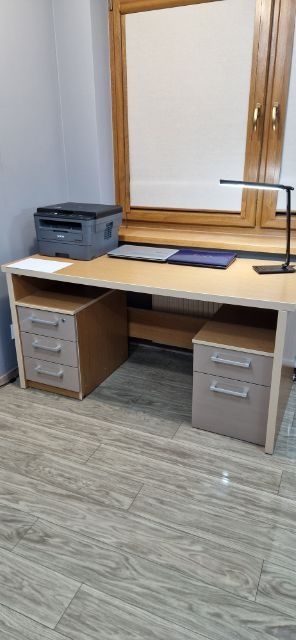 Solidne biurko wykonane przez stolarza w bardzo dobrym stanie