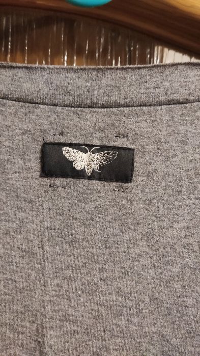 Szara sukienka z kieszeniami by insomnia