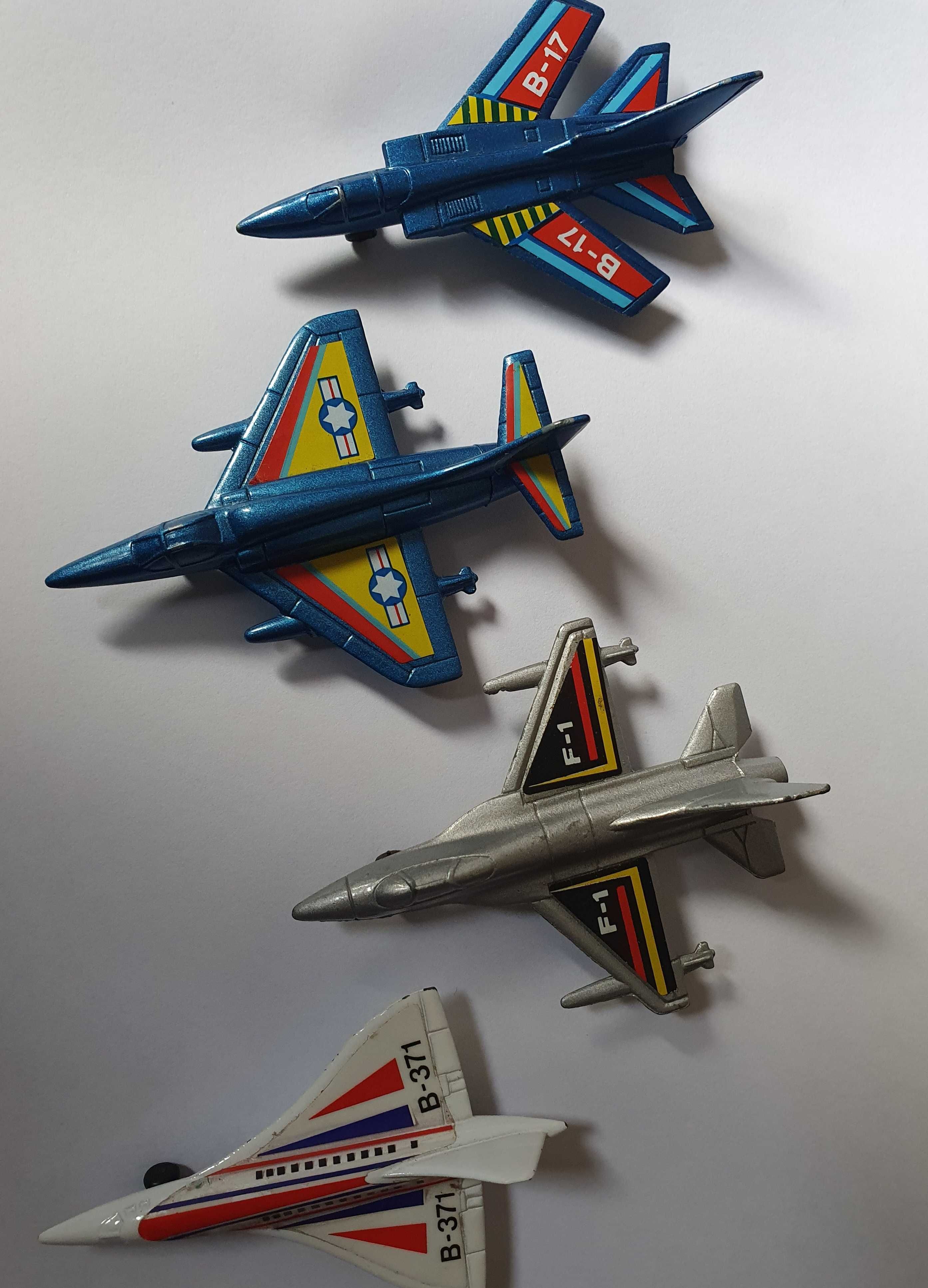 4 pequenos aviões de combate, em metal, sem marca - Anos 80
