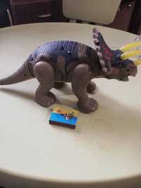 Дінозавр  трицерапторс на батарейках