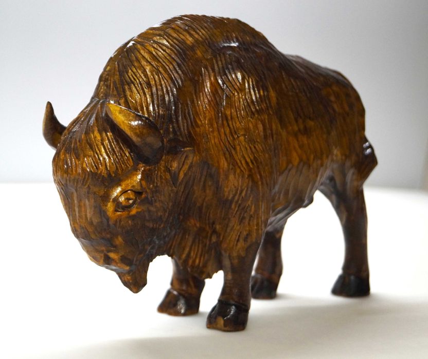 Ozdobny żubr z drewna PRL