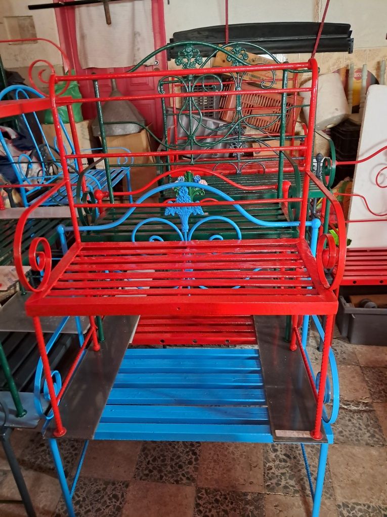 Bancos em ferro forjado para jardim.