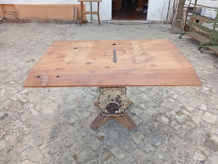 Mesa industrial com tampo em madeira