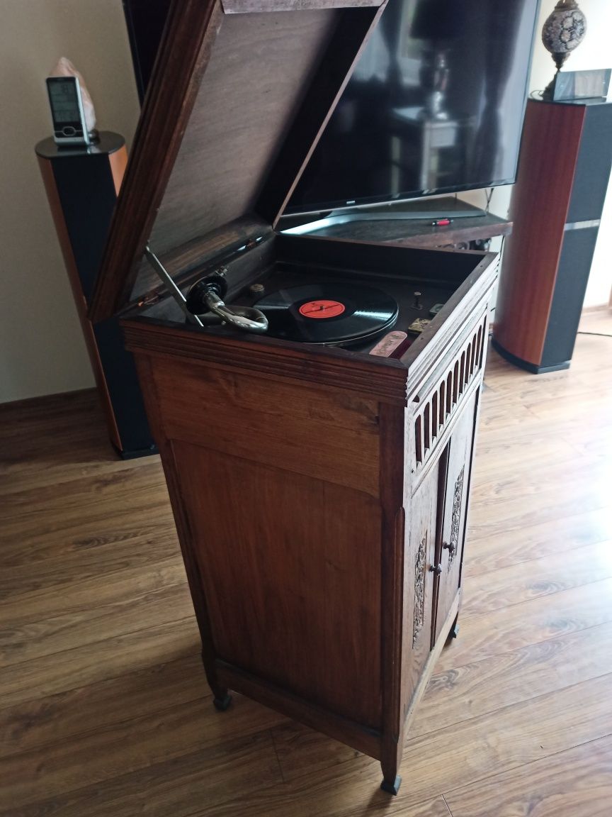 Gramofon przedwojenny antyk.