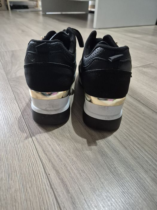 Buty na koturnie