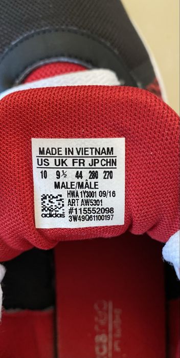 Кросівки Adidas.