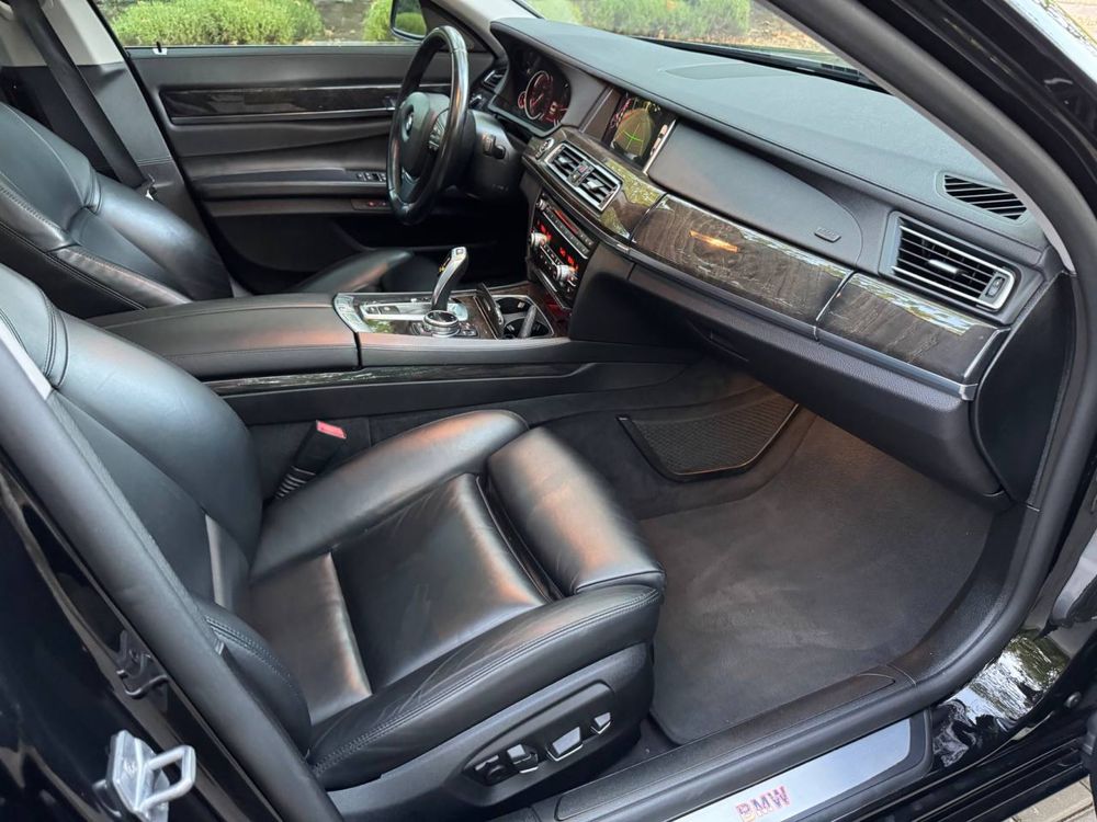 BMW 750i 2014 год выпуска в хорошем состоянии
