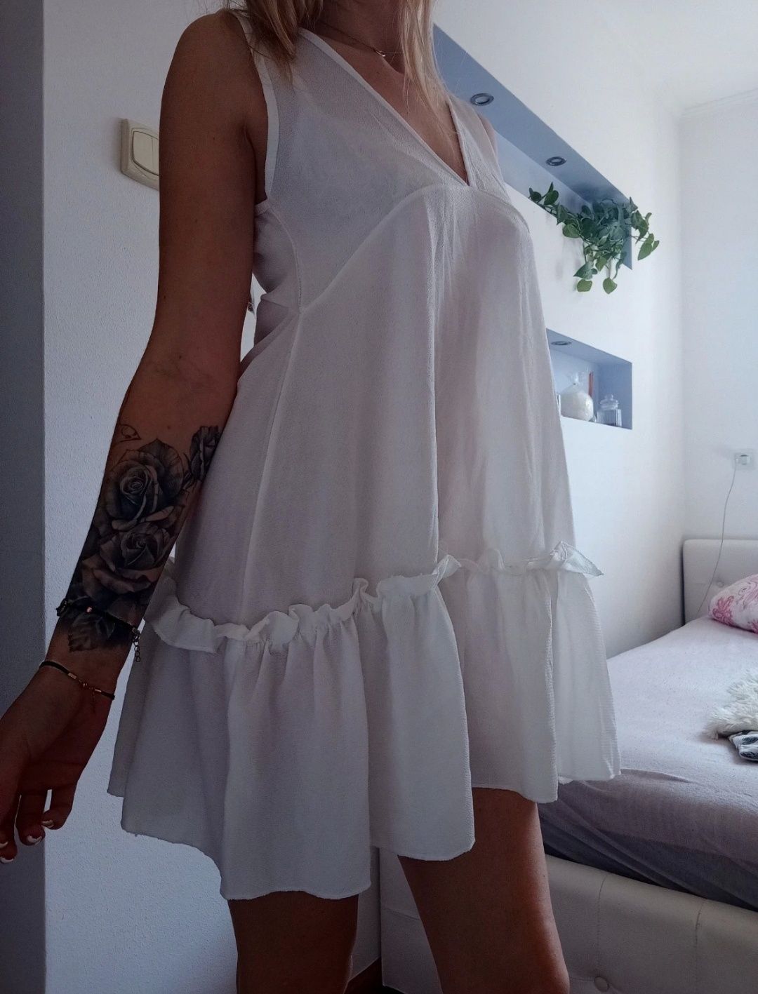 Biała letnia ziwewna trapezowa sukienka z falbaną