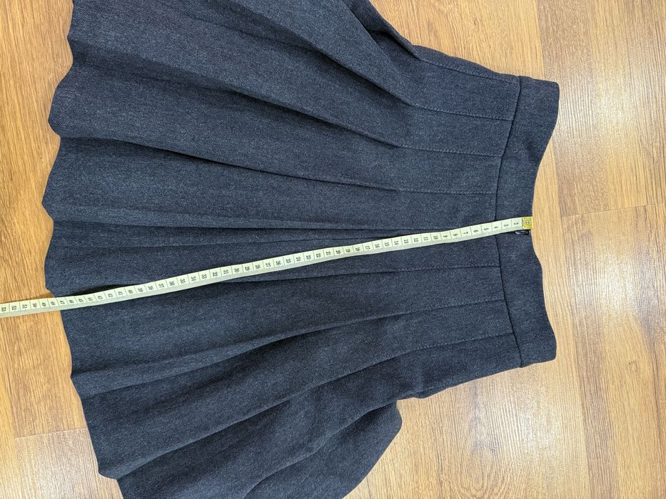 Тепла спідничка в складочку.Темно-синього кольору.