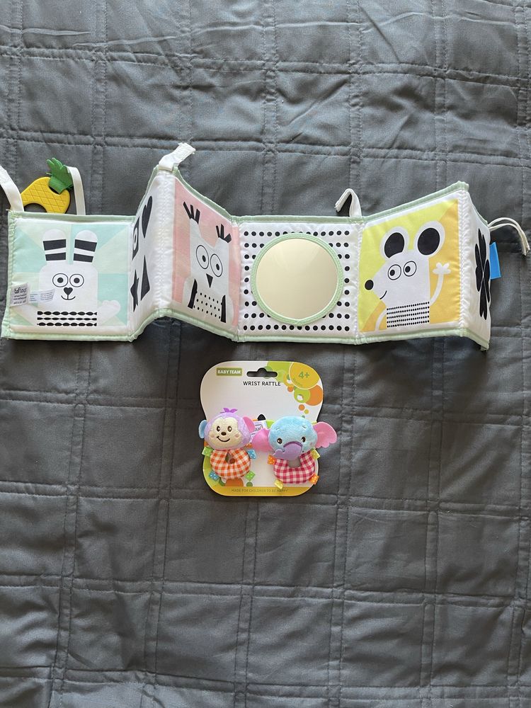 Развивающая книжка-раскладушка 3-в-1 Taf Toys и погремушки на ручки