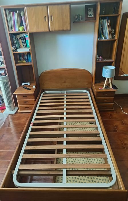 Cama em pinho mel com móvel