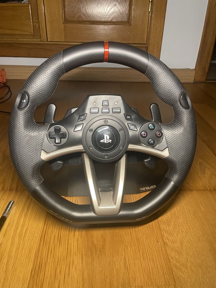 Volante com pedais da playstation.