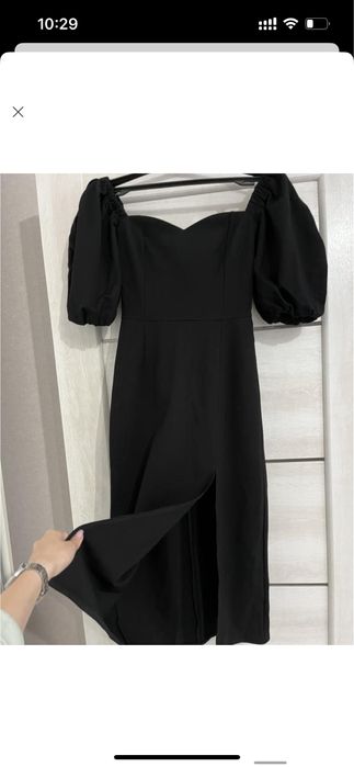 Вечірня сукня з розрізом на ніжці