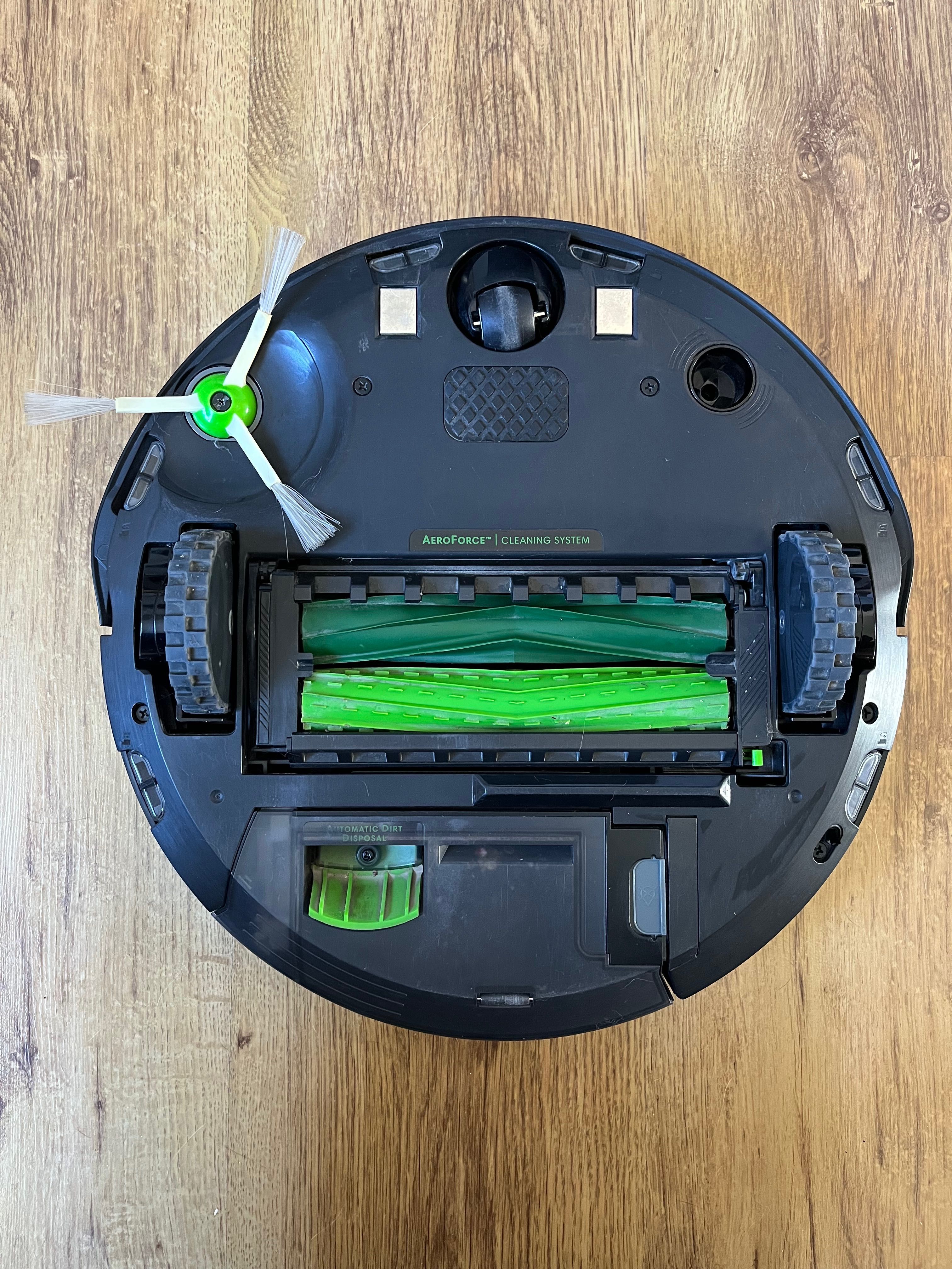 Робот пилосос iRobot Roomba j7+ (із базою самоочищення)