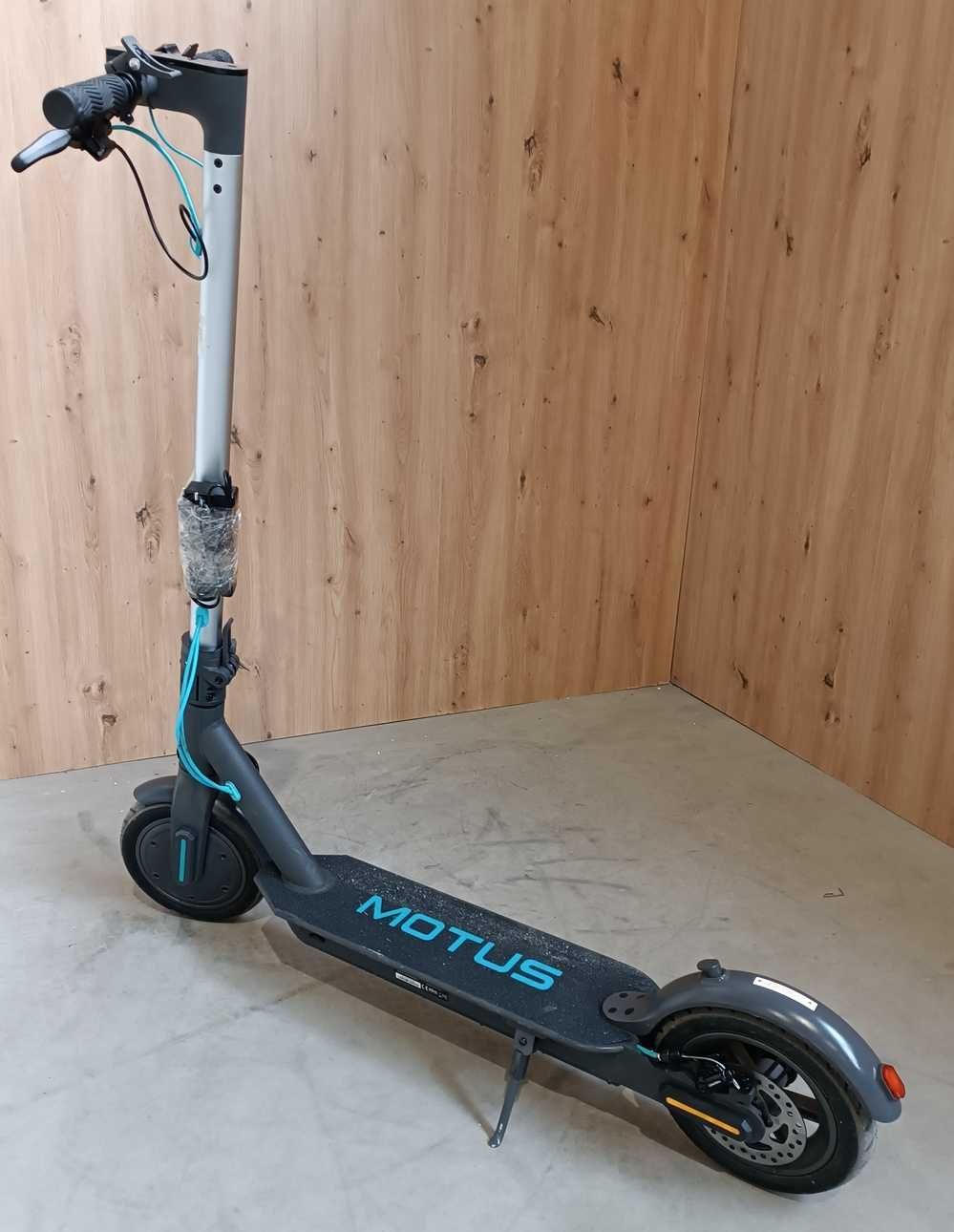 Hulajnoga elektryczna MOTUS Scooty 8.5 Czarno-turkusowy L50