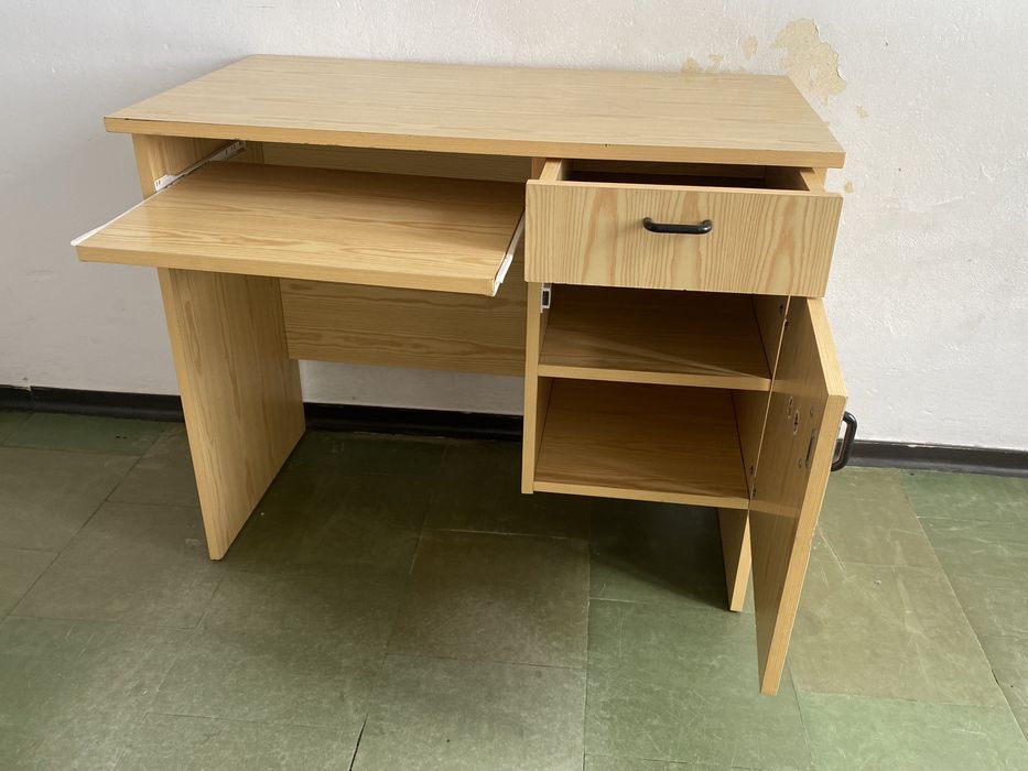solidne biurko z szufladą półka na klawiaturę